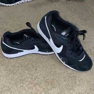 Sz 9.5 Nike Venture Runner